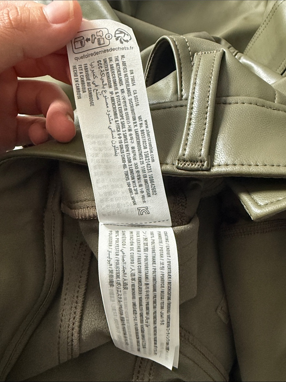 Abercrombie & Fitch Vegan Leather Cargo 90s Relaxed Pant - Picture 6 of 6